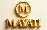 Das Bild zeigt ein elegantes Logo in einer luxuriösen Goldoptik auf einem hellen, cremefarbenen Hintergrund mit feiner Textur. Im oberen Bereich befindet sich ein kreisförmiges Emblem, in dessen Mitte der Großbuchstabe M platziert ist. Der Buchstabe ist in einer klassischen Serifenschrift gehalten und weist eine markante 3D Tiefe sowie eine metallisch glänzende Oberfläche auf. Darunter steht das Wort MAYATI in der gleichen goldenen 3D Schriftart. Die Buchstaben wirken massiv und werfen weiche Schatten auf den Hintergrund, was dem gesamten Design eine räumliche und hochwertige Präsenz verleiht. Die Beleuchtung kommt von oben links, wodurch glänzende Highlights auf den Kanten des Goldes entstehen.